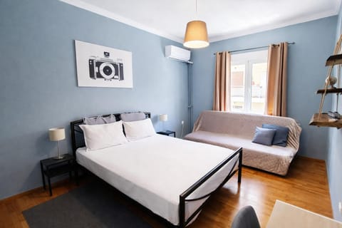 Comfortable Modern Entire House near the center of Athens-Blue Serenity Apartment in Athens