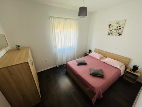 Bed, Bedroom, hair dresser