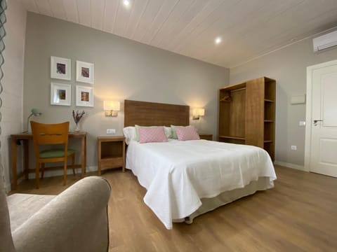 Night, Photo of the whole room, Floor plan, Bedroom, On site, Seasons