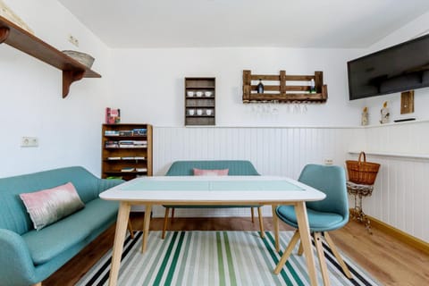 TV and multimedia, Living room, Photo of the whole room, Decorative detail, Seating area, Dining area