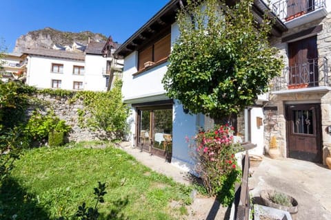 Property building, Facade/entrance, Garden