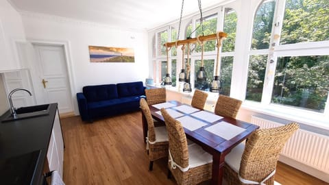 Bed, Day, Activities, Summer, View (from property/room), Kitchen or kitchenette, Food and drinks, Food and drinks, Photo of the whole room, Dining area, Animals, On site, Family