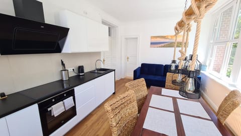 Staff, Bed, Activities, Food and drinks, Food and drinks, Area and facilities, Family