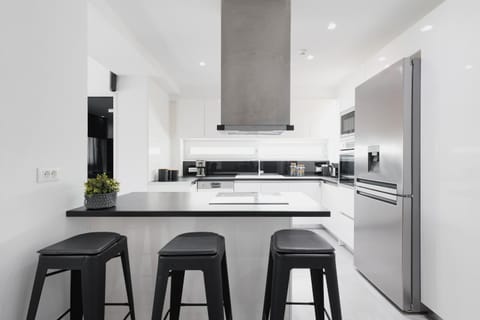 Kitchen or kitchenette, dishwasher, minibar, oven, stove