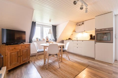 TV and multimedia, Coffee/tea facilities, Kitchen or kitchenette, Living room, Seating area, Dining area, dishwasher, oven, stove