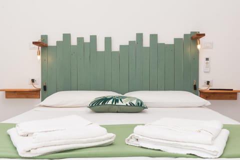 Photo of the whole room, towels