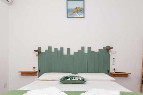 Bed, Photo of the whole room, towels