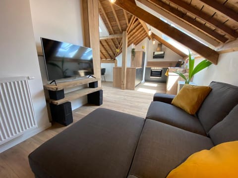 TV and multimedia, Living room, Seating area, internet