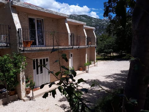 Property building, Facade/entrance, Garden, Balcony/Terrace, Garden view, Area and facilities