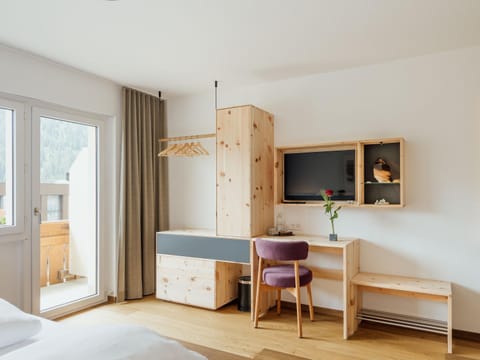 TV and multimedia, Photo of the whole room, Decorative detail, wardrobe