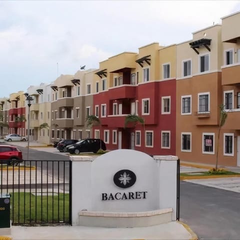 Property building, Nearby landmark, Facade/entrance, Neighbourhood