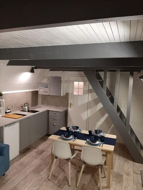 Kitchen or kitchenette, Dining area