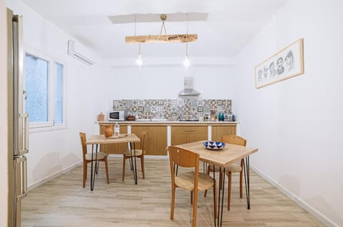 Kitchen or kitchenette, Living room, Seating area, Dining area, minibar, kitchen