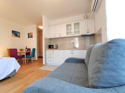 Kitchen or kitchenette, Bedroom