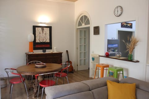 Living room, Lounge or bar, Seating area, Dining area