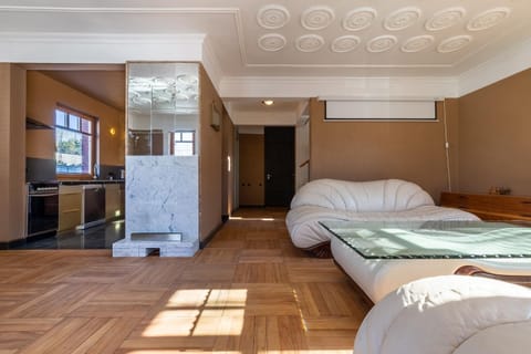 TV and multimedia, Kitchen or kitchenette, Living room, Seating area, oven