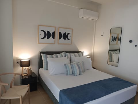 Bed, Photo of the whole room, Bedroom, air conditioner