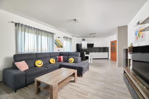 TV and multimedia, Kitchen or kitchenette, Living room, Seating area, Dining area