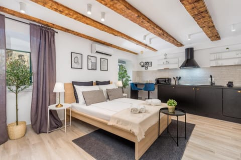 Kitchen or kitchenette, Seating area, Bedroom