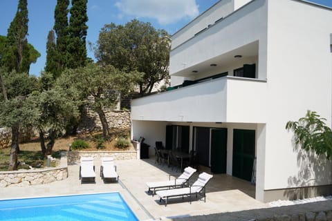 Property building, Patio, Garden, Pool view, Swimming pool, sunbed