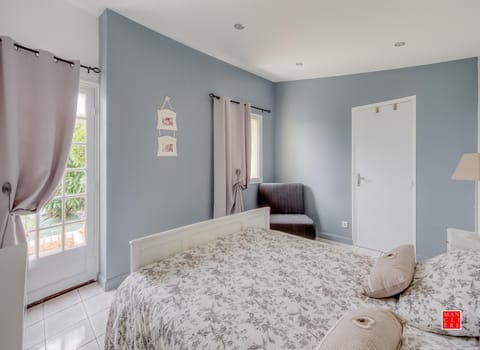 maison blanche piscine et petit déjeuner Bed and Breakfast in Centre-Val de Loire