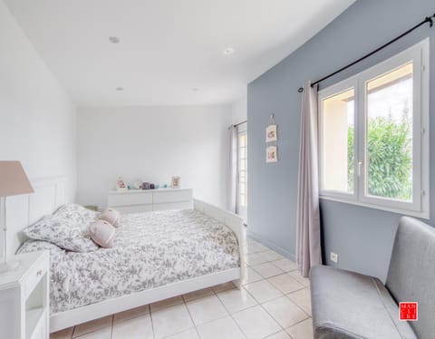 maison blanche piscine et petit déjeuner Bed and Breakfast in Centre-Val de Loire