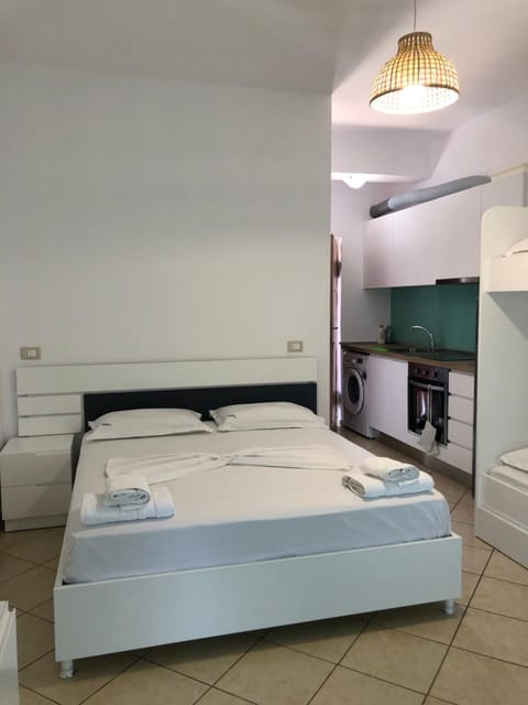 Bed, Photo of the whole room, Bedroom, furniture, pet friendly, safe, towels, washing machine, kitchen