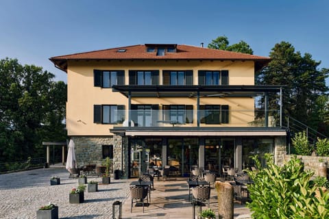 Property building, Garden, Parking