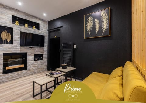 Living room, concierge