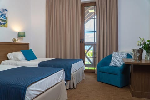 Bed, Off site, Summer, Photo of the whole room, Decorative detail, Lake view