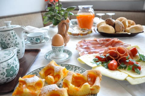 Food and drinks, Food, Breakfast, Continental breakfast