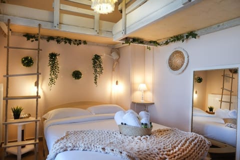 Bed, Photo of the whole room, Bedroom, towels