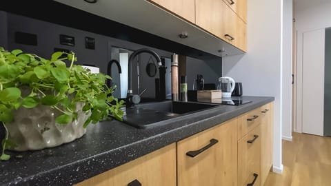 Coffee/tea facilities, Kitchen or kitchenette, Dining area, Food, Alcoholic drinks