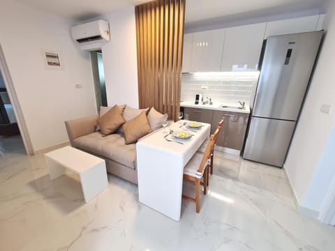 Coffee/tea facilities, Kitchen or kitchenette, Living room, Decorative detail, Seating area, Dining area