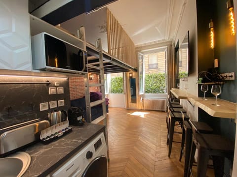 Restaurant/places to eat, BBQ facilities, Nightclub / DJ, Lounge or bar, Dining area