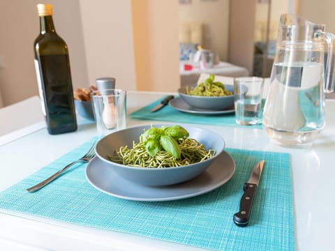 Kitchen or kitchenette, Dining area