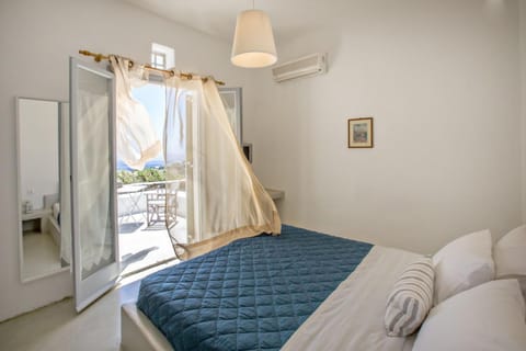 Bed, Photo of the whole room, Bedroom, air conditioner