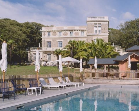 Property building, Facade/entrance, Garden, Pool view, Swimming pool, sunbed