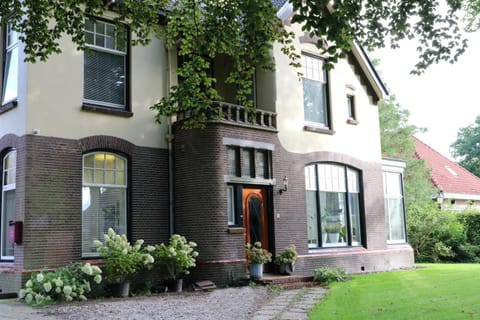Property building, Restaurant/places to eat, Breakfast