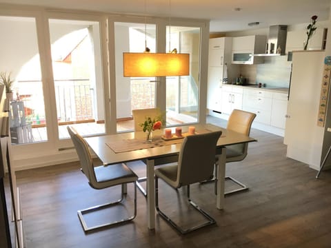 Kitchen or kitchenette, Seating area, Dining area