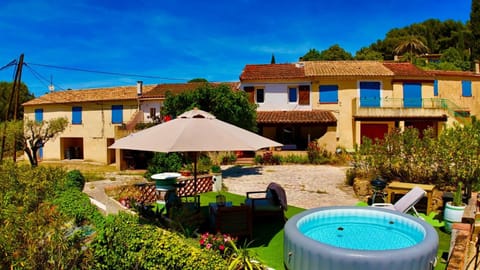 Mas provençal vue mer à 5 min de la plage et Jacuzzi Apartment in Sanary-sur-Mer