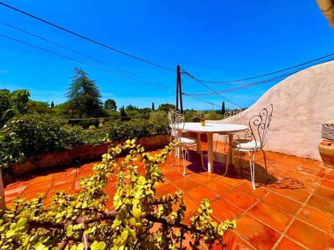 Mas provençal vue mer à 5 min de la plage et Jacuzzi Apartment in Sanary-sur-Mer