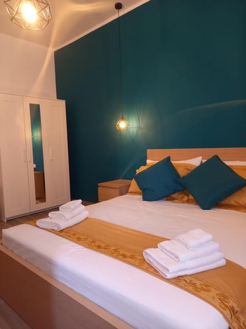 Bed, Photo of the whole room, Bedroom, towels
