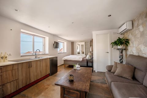 Photo of the whole room, Seating area