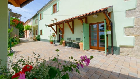 Patio, Facade/entrance