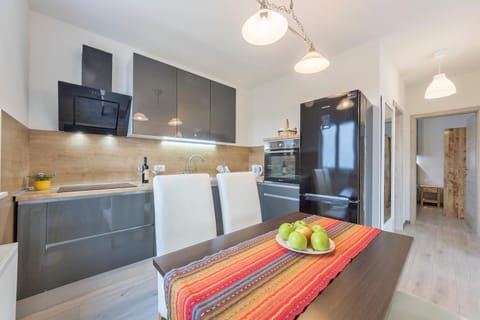 Kitchen or kitchenette, Dining area, Communal kitchen