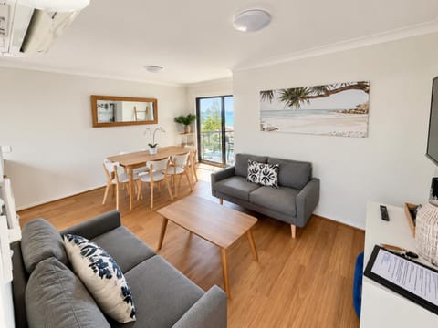 TV and multimedia, Kitchen or kitchenette, Living room, Seating area, Dining area