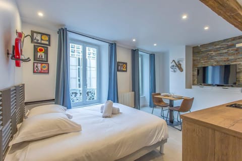 Bed, Living room, Dining area, Bedroom