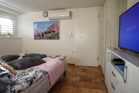 Bed, TV and multimedia, Photo of the whole room, Bedroom, air conditioner