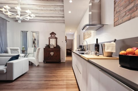 Kitchen or kitchenette, Living room, Food and drinks, Seating area, Dining area, Food